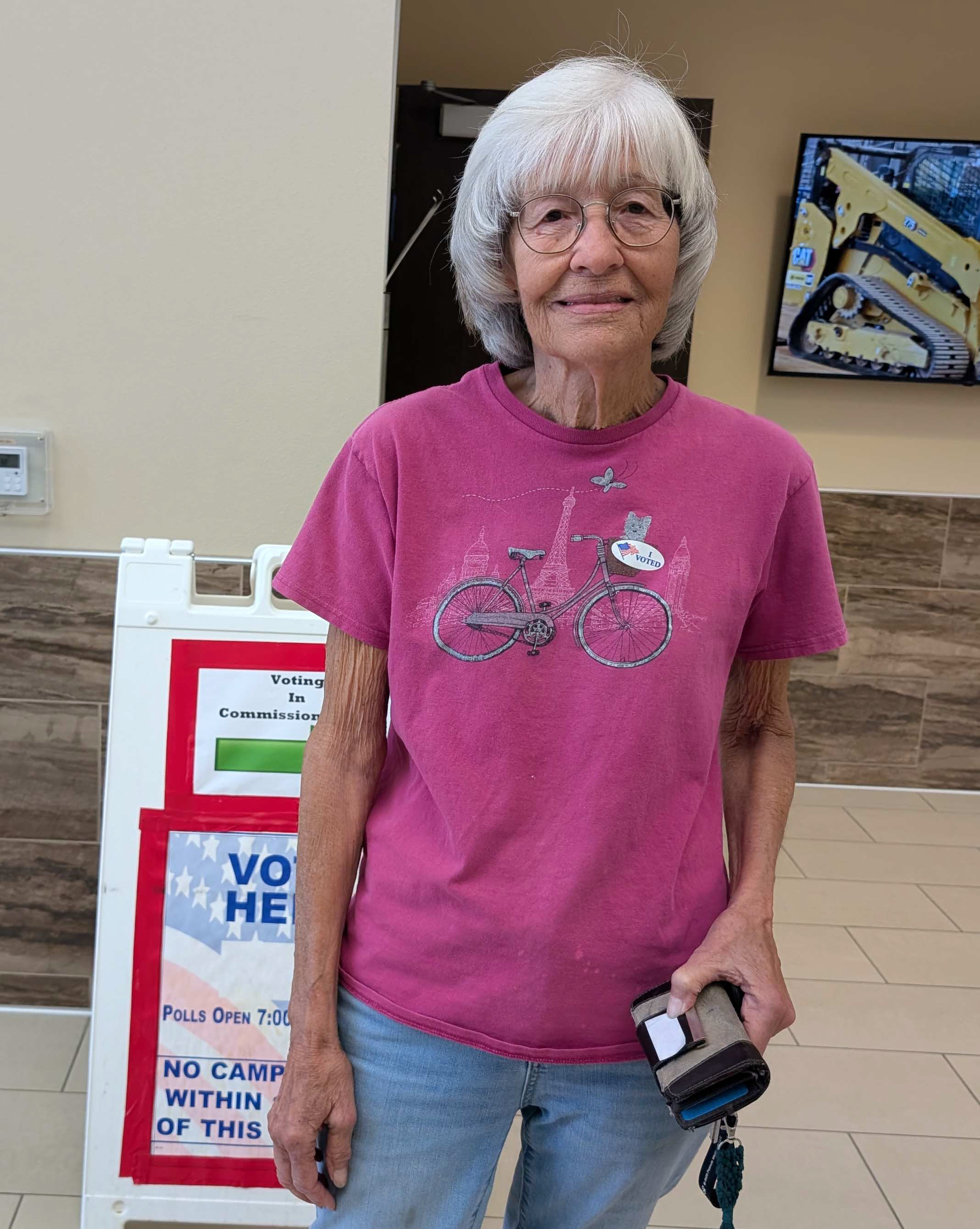 Excercising her right, Rochelle McKeown casts her vote. Sylvia Anzures Gonzales- CC