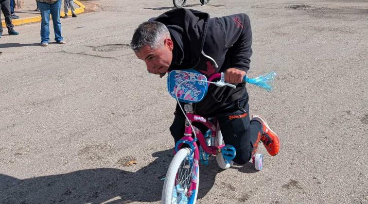 Grants Mayor Erik Garcia participated in the Strider, an event where the fathers of competitors get to ride their children’s bike in a race against the other fathers. Being one of five competitors, he came in the top three Amerika Rougemont - CC