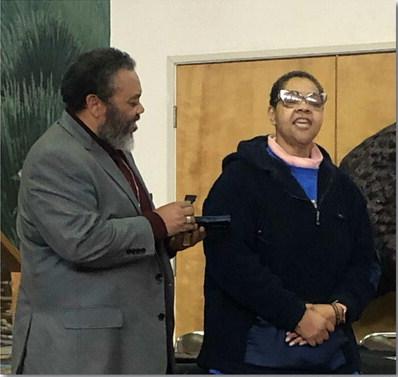 Deacon Bill Day and his wife sang a song about perseverance. Amerika Rougemont - CC