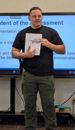 Milan Police Chief Carl Ustupski teaching Drug Impairment Training for Educational Professionals (DITEP). Amerika Rougemont - CC